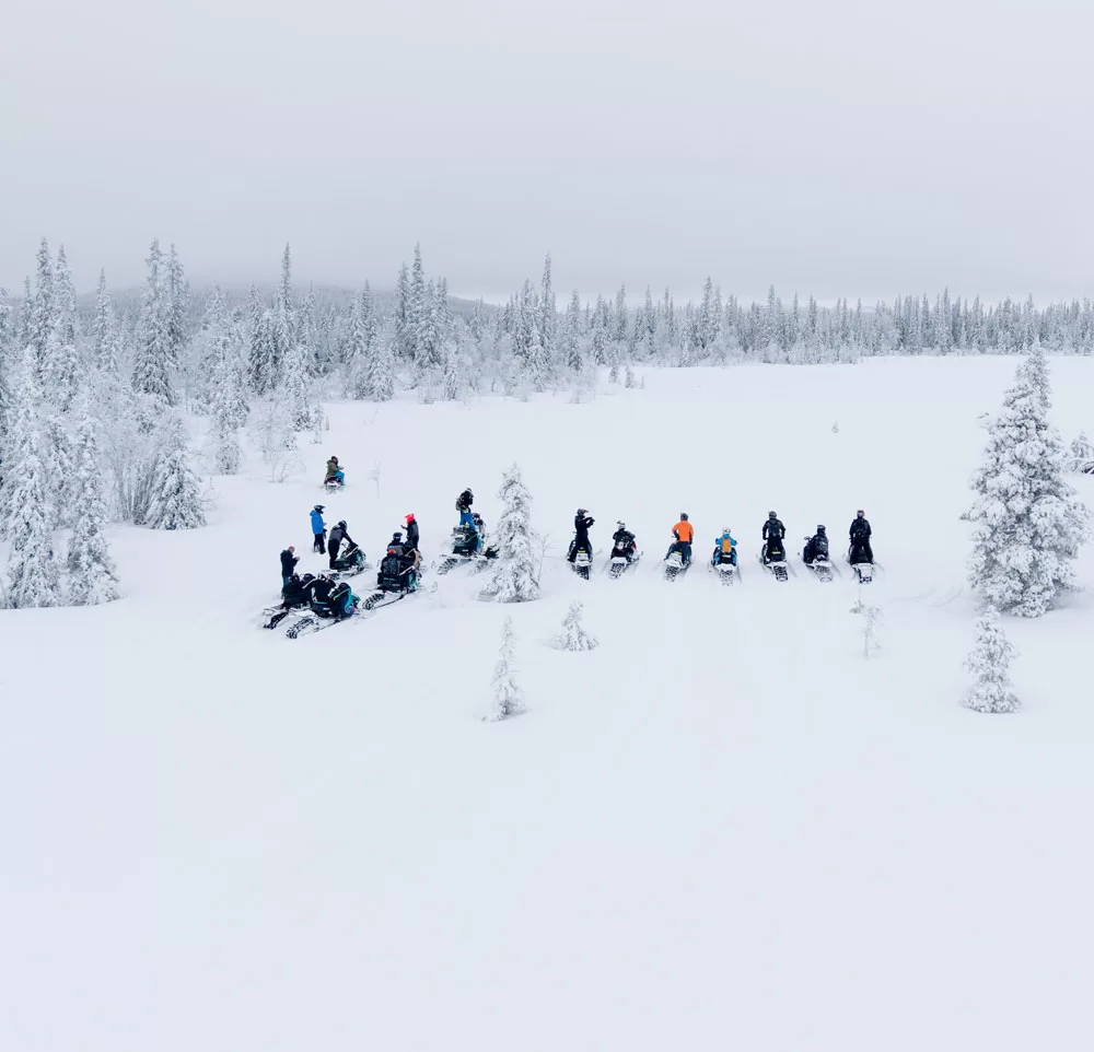 Polaris sneeuwscooter tijdens safari