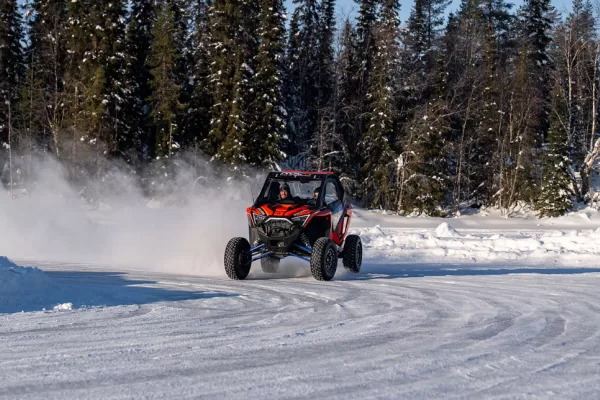 Polaris buggy op het ijs