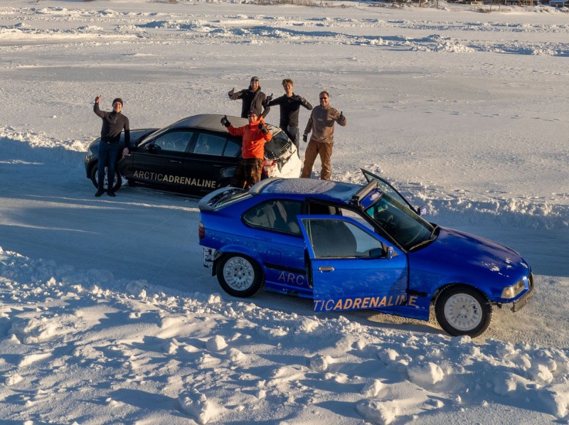 foto deelnemers op het ijs met driftauto's