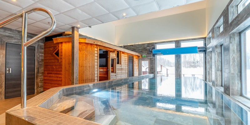 Foto zwembad en sauna's bij het hotel