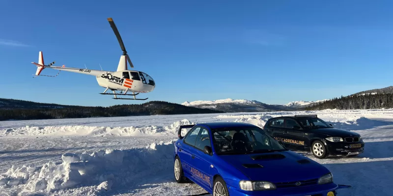 Helikopter bij het ijscircuit met driftauto's