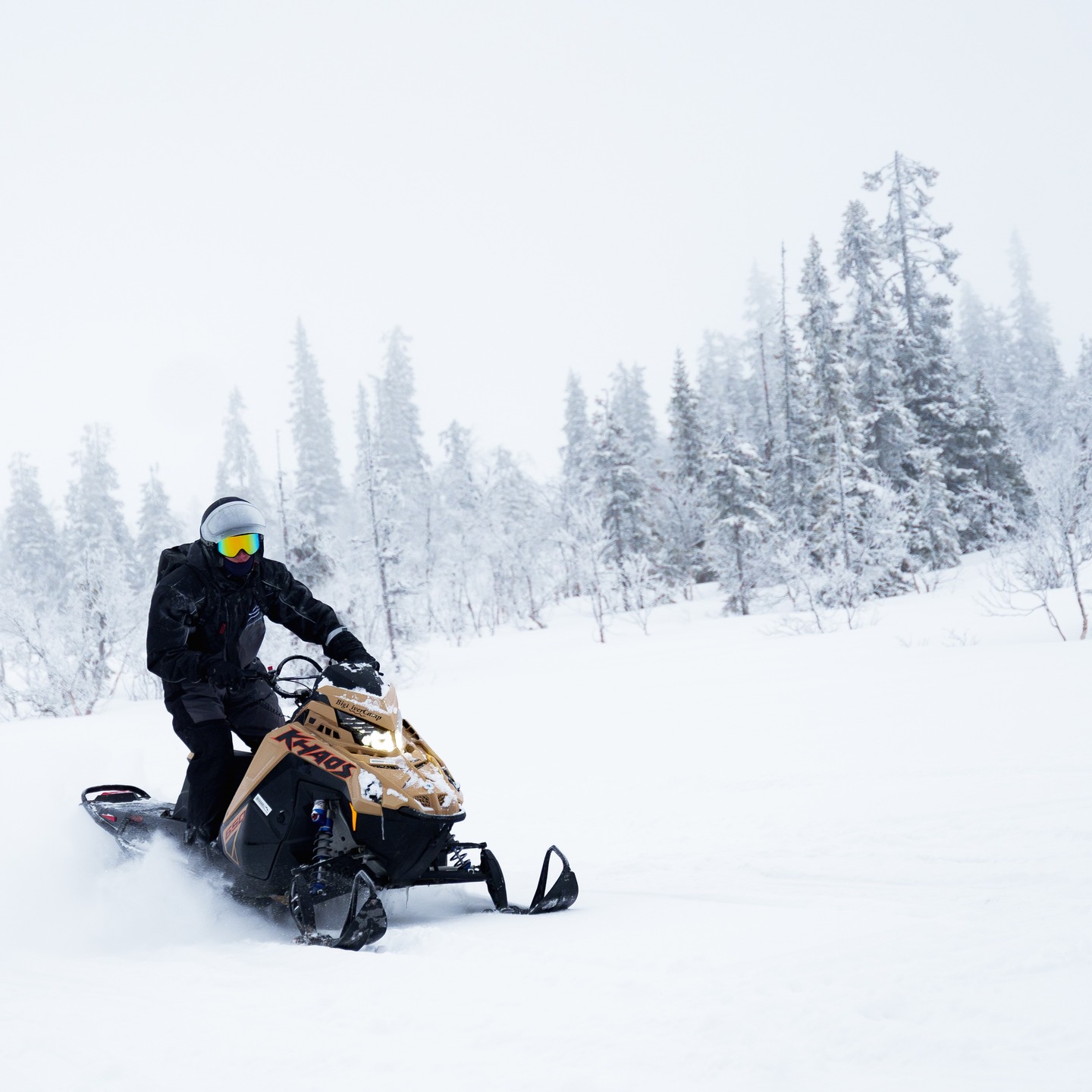 Sneeuwscooter in winterlandschap