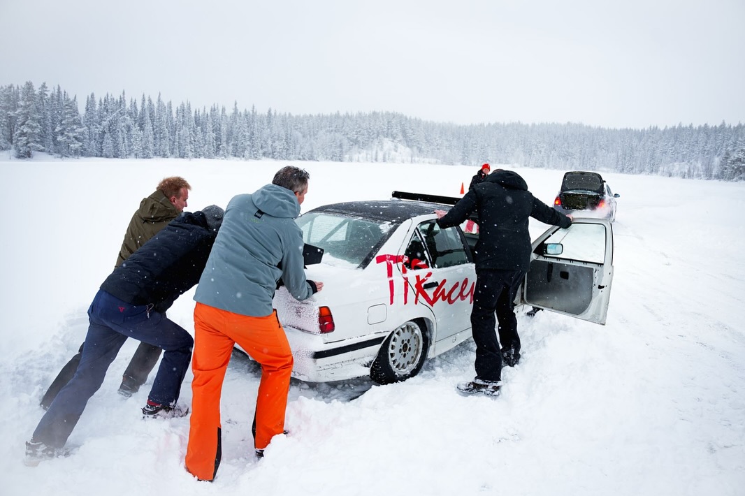 Team duwt auto in sneeuw