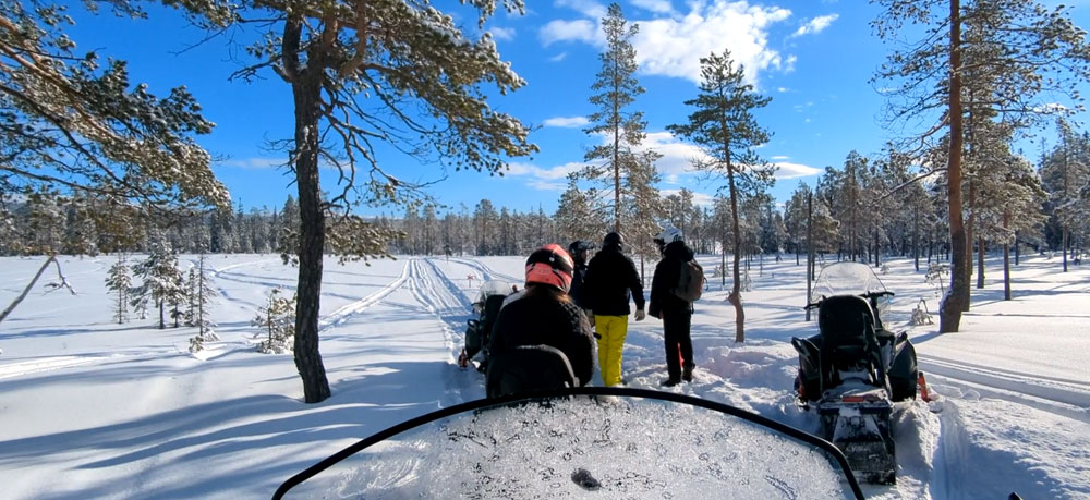 foto tijdens sneeuwscooteren in zweden